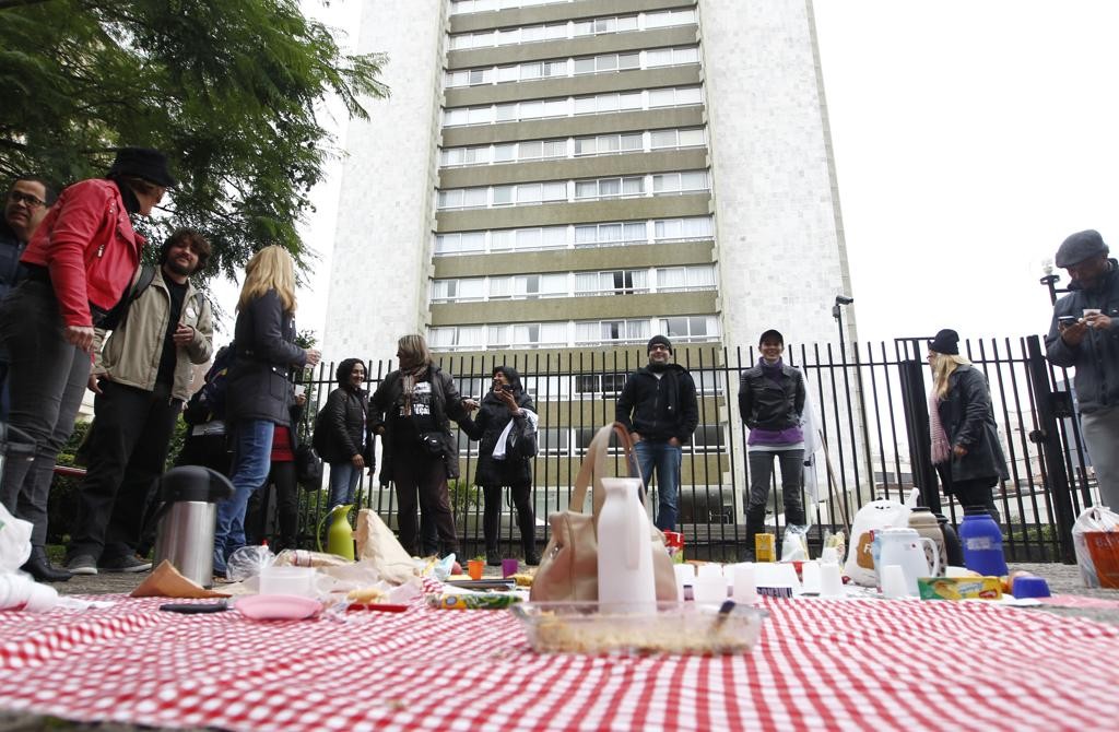 “Café da manhã” na frente do prédio em que mora o deputado Alexandre Curi (PMDB).