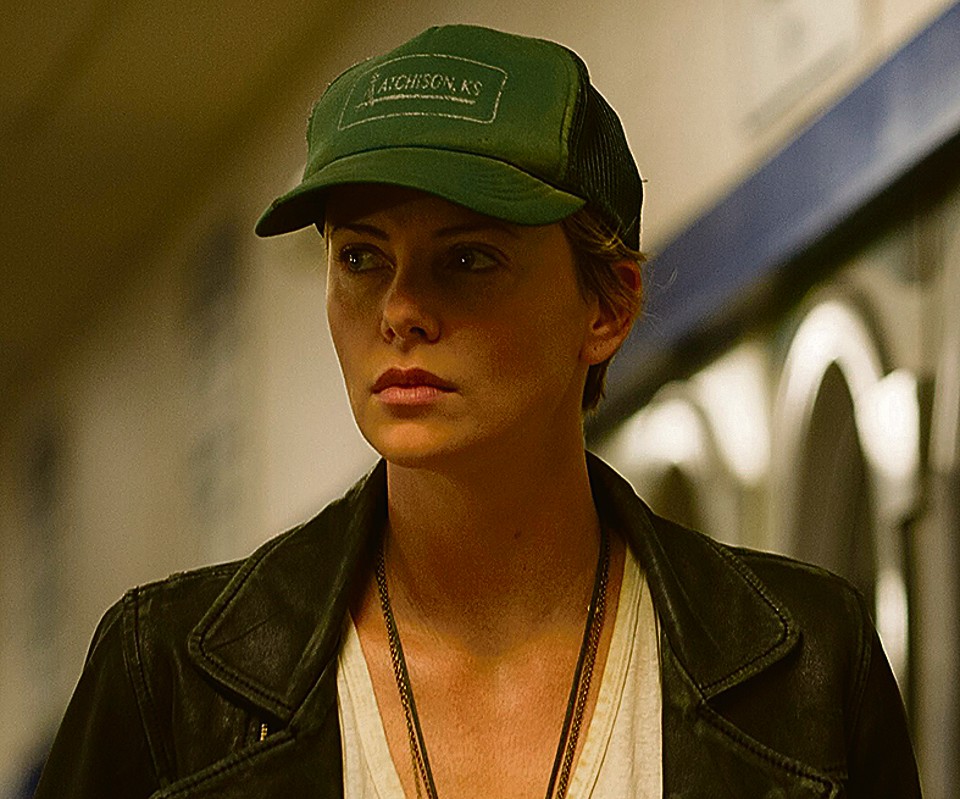 Charlize Theron salva “Lugares Escuros” Atuação da atriz é um dos poucos destaques do filme. | Divulgação