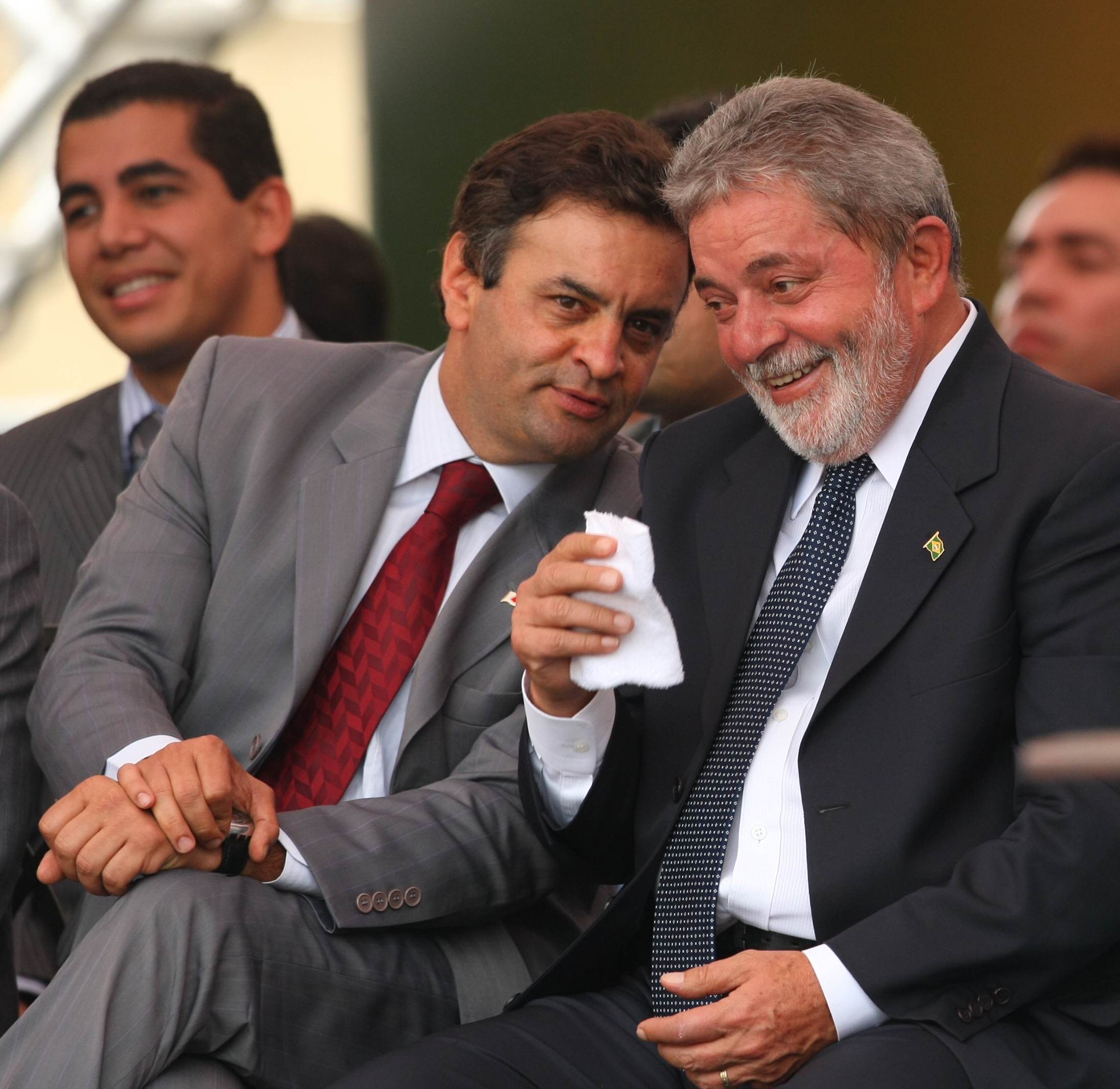 Pessoas próximas a Lula defenderam que, apesar da baixa popularidade, a presidente precisa fazer uma intensa agenda pelo Brasil inaugurando obras e destacando os programas sociais do governo | /