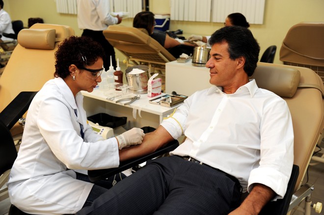 Beto Richa e a doação de sangue no momento de pressão política. | Ricardo Almeida/SECS