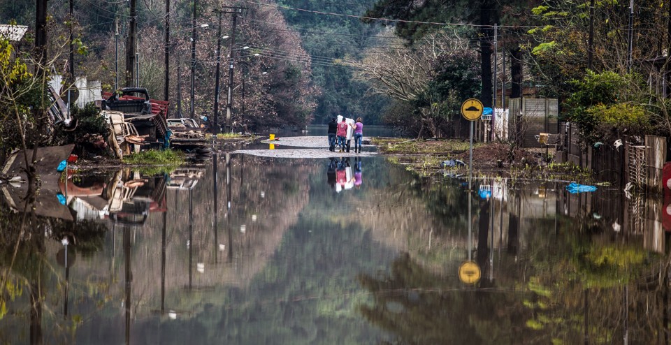 Paraná traça meta para tornar cidades resilientes União da Vitória, no Sul do Paraná, em junho do ano passado: enchente provocou enormes prejuízos e provocou mortes na cidade | Brunno Covello/Agência de Notícias Gazeta do Povo