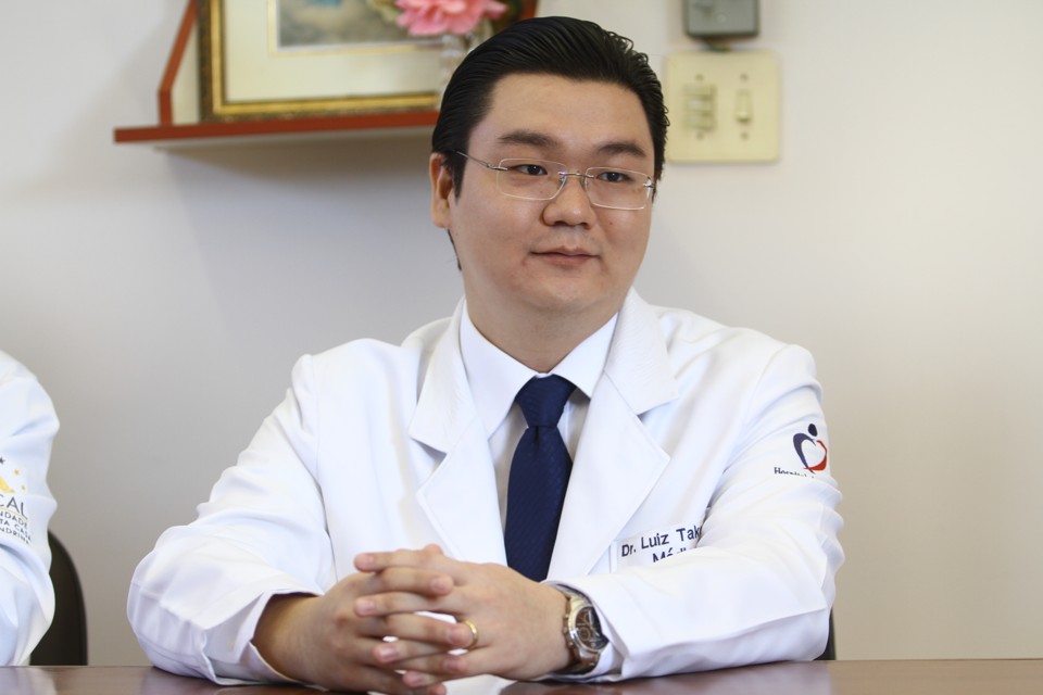 O médico Luiz Takeshi, da equipe que  realizou o transplante: “Depois de mais de 100 dias acompanhando o caso, é como se fosse alguém da família”. | Roberto Custódio/Jornal de Londrina