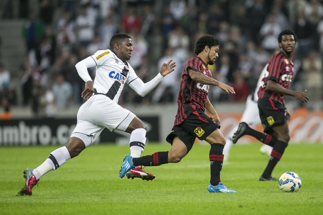 Jogadores do Atlético Paranaense e Vasco disputam a bola em partida do Brasileirão | Marcelo Andrade/Gazeta do Povo