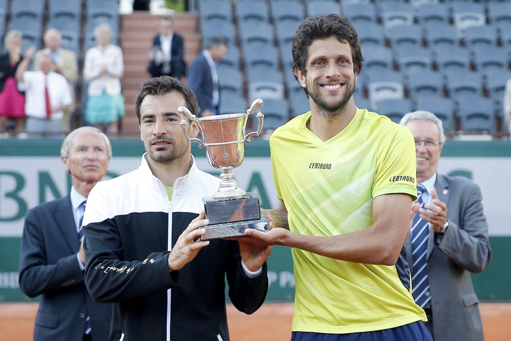 Brasileiro Marcelo Melo (dir) com o troféu de Roland Garros. | ETIENNE LAURENT/EFE
