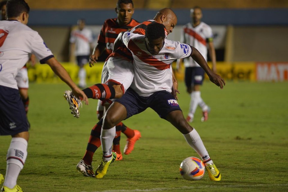 Jogo no Serra Dourada foi muito disputado e empate agradou aos dois times. | André Costa/Estadão Conteúdo