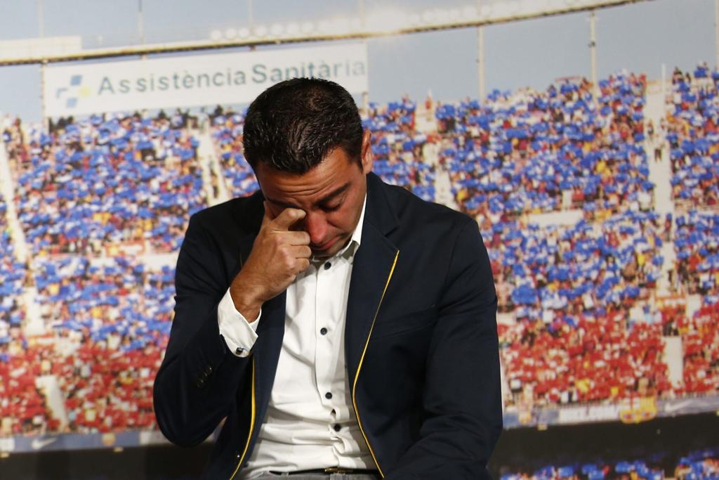 Xavi chora na homenagem do Barça, oportunidade em que anunciou que será pai. | ALEJANDRO GARCÍA/EFE