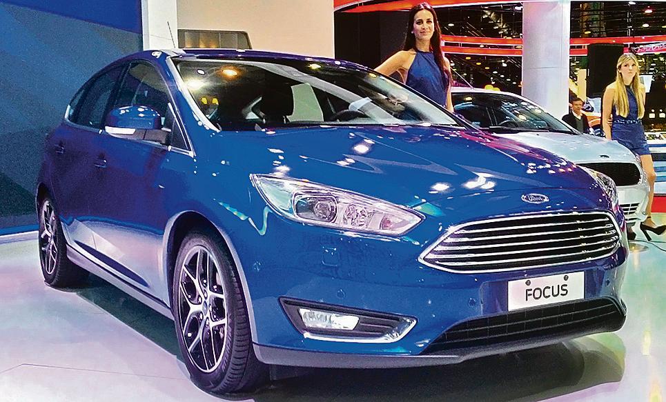 A grade hexagonal e os faróis mais espichados são a nova identidade global da Ford. |