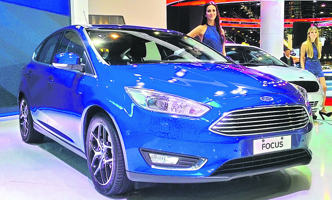 A grade hexagonal e os faróis mais espichados são a nova identidade global da Ford. |