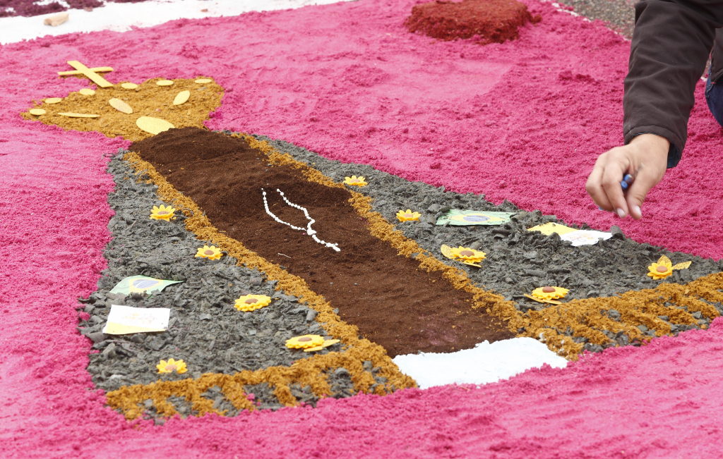 Tapete de Corpus Christi homenageia Nossa Senhora. | Hugo Harada/Gazeta do Povo