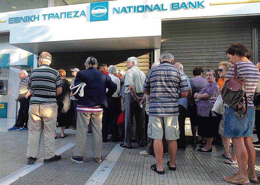 Gregos formaram filas em frente aos bancos nesta segunda-feira, mas agências não abriram. | Orestis Panagiotou/EFE