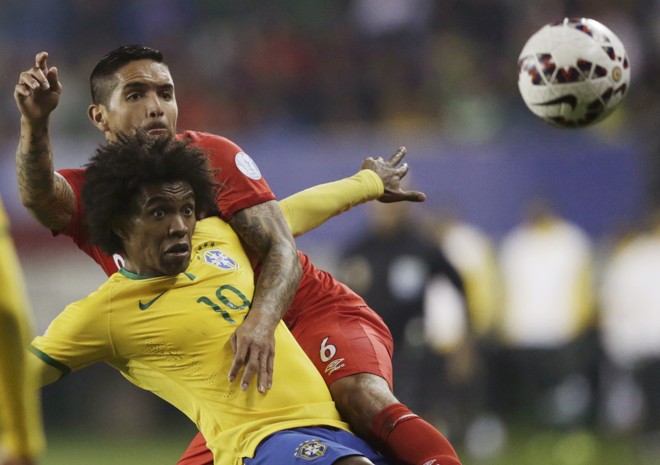 William em disputa de bola | UESLEI MARCELINO/REUTERS