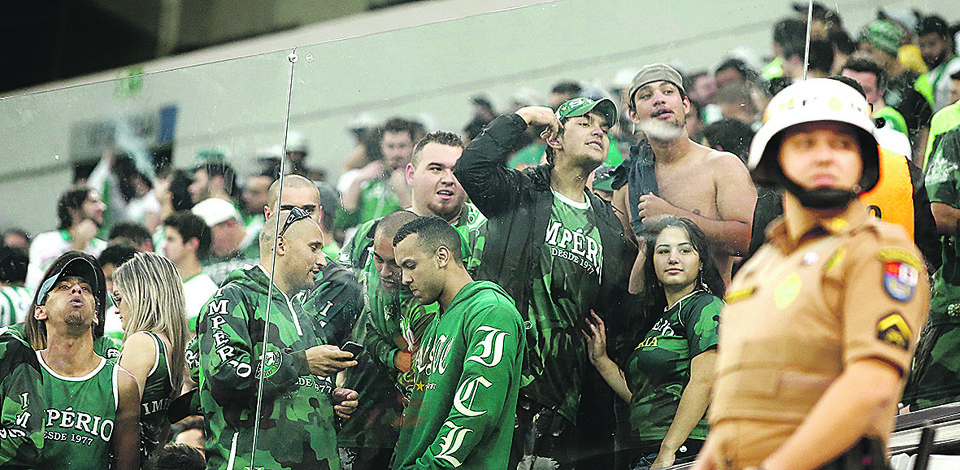 O vidro que separa as torcidas foi quebrado logo após o Coritiba marcar o segundo gol. | Hugo Harada/Gazeta do Povo