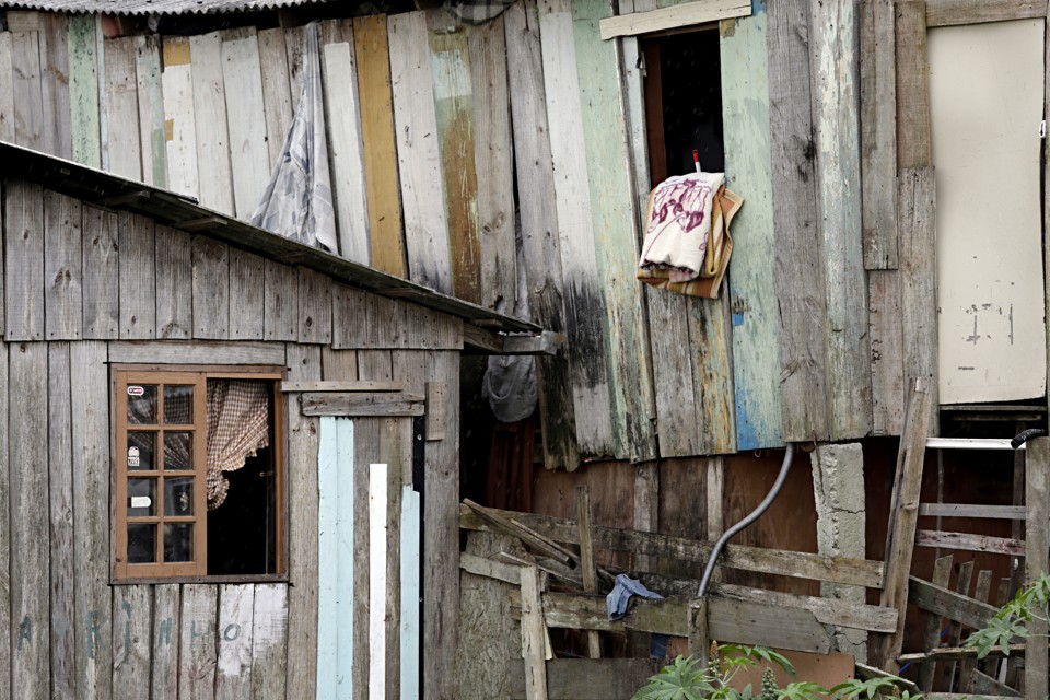 Famílias que residem em locais de risco reconhecidos pela Defesa Civil devem ser beneficiadas pelo aluguel social | Felipe Rosa/Tribuna do Paraná