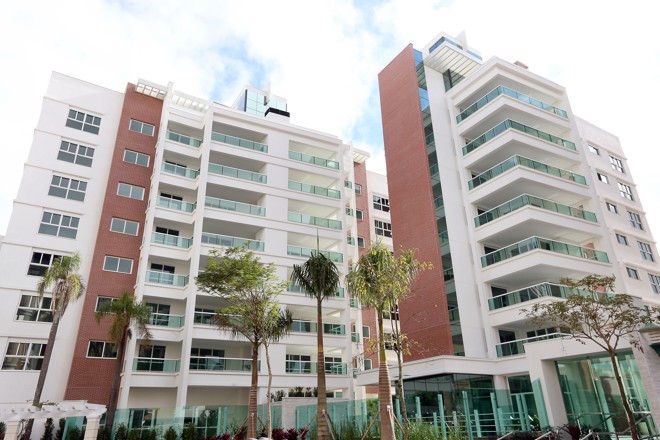 SYMPHONY: entregue há cerca de um mês pela Plaenge, o Symphony Residence é composto por dois edifícios distintos, a Torre Strauss e a Torre Ravel, e um total de 22 apartamentos. As unidades amplas, com metragem privativa variando entre 190 m² e 240 m², serão entregues com pisos aquecidos nas três suítes para proporcionar conforto aos moradores. As torres também contam com sistema de isolamento térmico e acústico. A área de lazer contempla piscina coberta e aquecida, espaço mulher, lounge bar, espaço zen, fitness e brinquedoteca com um pequeno cinema. Os apartamentos do Symphony Residence têm preços a partir de R$ 2,1 milhões. | (Imagem/Divulgação)