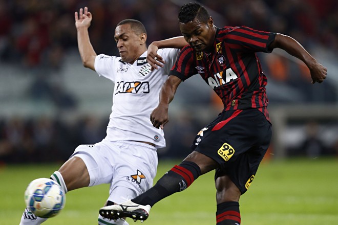 Nikão recebe lançamento de Walter e manda uma bomba, sem chance para Alex Muralha. Um golaço! | Felipe Rosa/Tribuna do Paraná