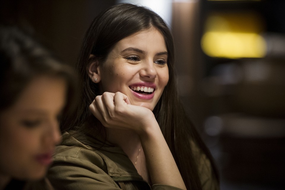 Camila Queiroz: meiga demais para um papel tão forte, atriz novata demonstra insegurança. | Estevam Avellar (Globo)/Divulgação