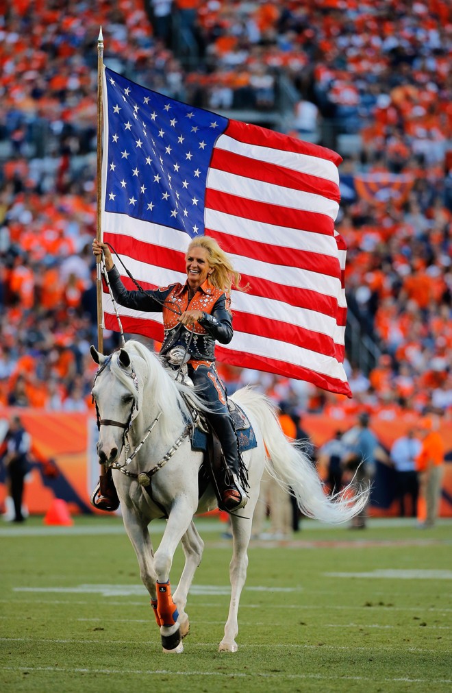 Desde 1993, o Denver Broncos tem o cavalo Thunder como seu mascote. Thunder III (esse da foto, com a tratadora Ann Judge-Wegener) conduz os Brancos ao campo nos jogos em casa e cruza o gramado de uma endzone à outra quando os Broncos marcam um touchdown ou um fieldgoal. | Doug Pensinger/Getty Images