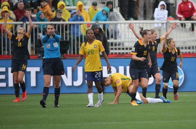 Juíza apita o fim do duelo entre Brasil e Austrália, que resultou na eliminação da seleção brasileira. | Matt Kryger/USA Today Sports