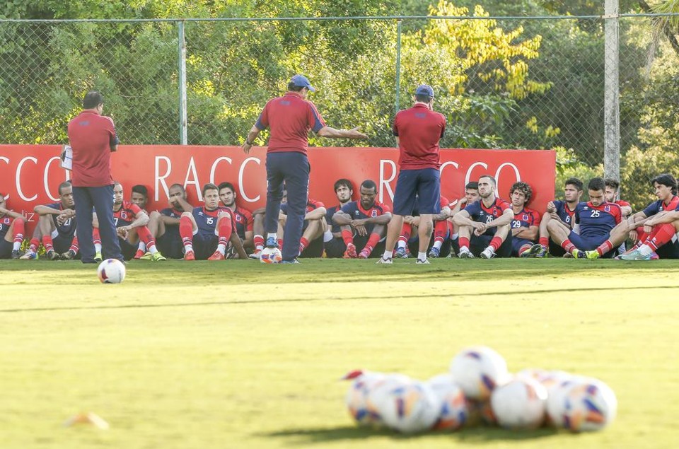 Comissão técnica conversou bastante com os jogadores do Paraná no treino de segunda-feira no CT Racco. | Hugo Harada/Gazeta do Povo