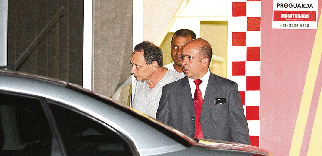 Luiz Abi (à esquerda), na primeira vez em que foi preso. Na ocasião, ele ficou calado no depoimento. | Gilberto Abelha/Jornal de Londrina