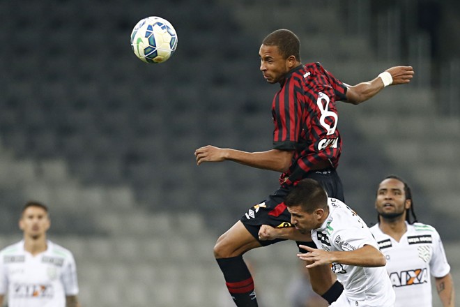 Hernani disputa bola aérea com jogadores do Figueirense. | Felipe Rosa/Tribuna do Paraná