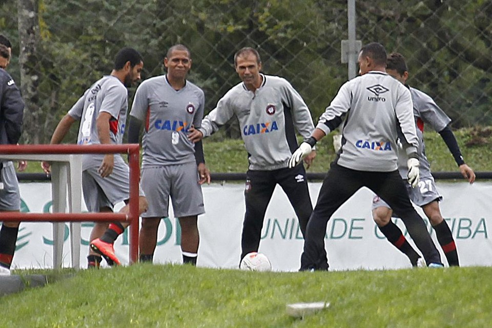 Milton Mendes confirmou o retorno de Walter contra o Figueirense | Jonathan Campos/Gazeta do Povo