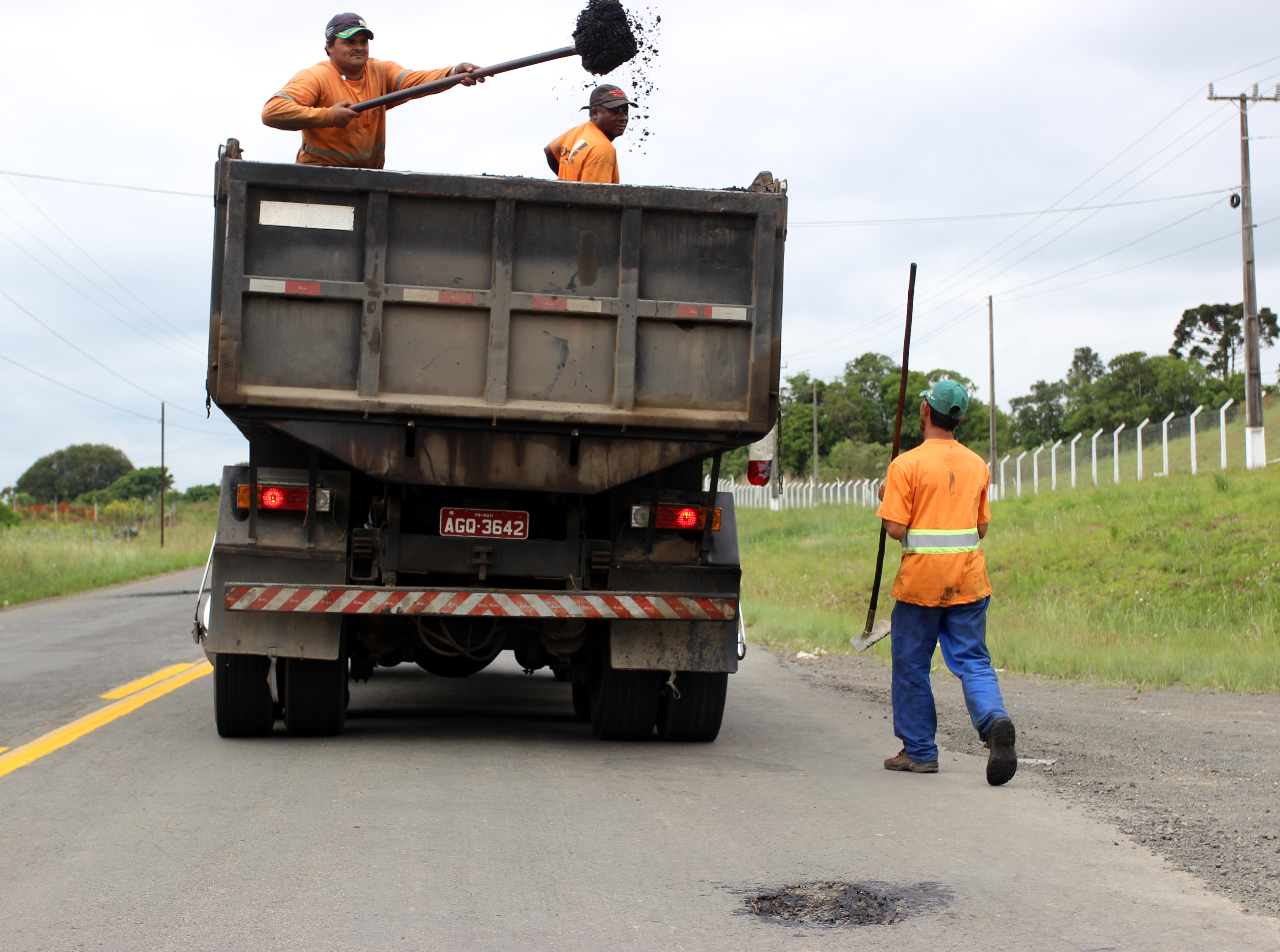 Operários trabalham em uma das obras comandadas pelo Dnit: uso dao Regime Diferenciado de Contratação . | Luciano Mendes /
Gazeta do Povo