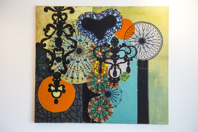 Pintura de Beatriz Milhazes, uma das artistas brasileiras mais valorizadas no mercado de arte, integra a mostra. | Brunno Covello/Gazeta do Povo