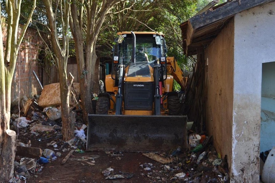 Um a retroescavadeira foi utilizada para a limpeza do terreno. | Divulgação/Prefeitura de União da Vitória