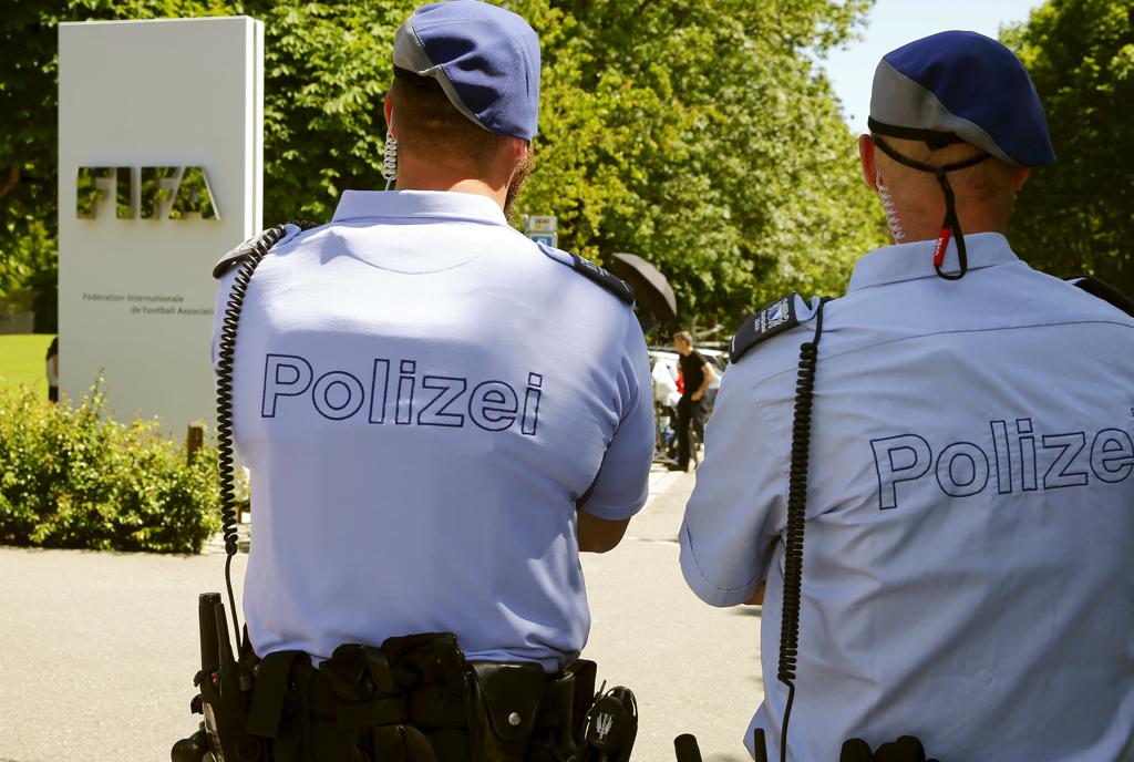 Policiais em frente da sede da Fifa em Zurique: escolhas das sedes das Copa s de 2018 e 2022 estão sendo investigadas. | ARND WIEGMANN/REUTERS