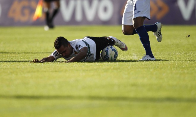 Esquerdinha vai para o chão após sofrer falta de Henrique. | Jonathan Campos/Gazeta do Povo