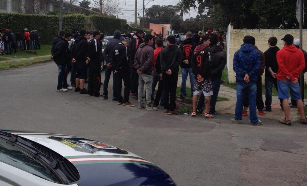 Torcedores detidos pela Guarda Municipal nas imediações do Terminal Centenário: triste rotina. | Divulgação/Guarda Municipal