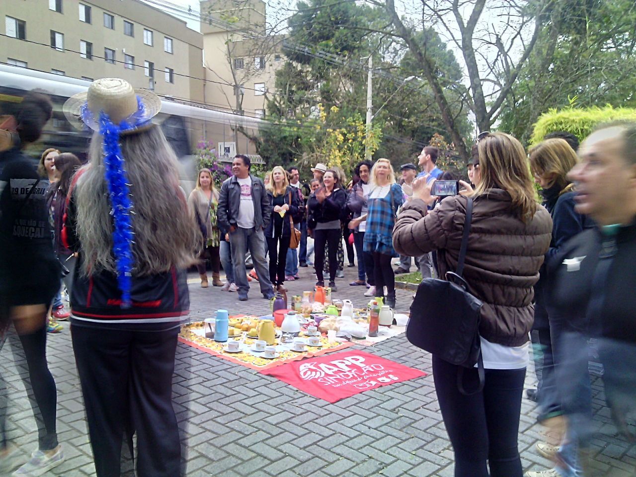 Professores tomaram café da manhã nesta segunda (8) em frente ao prédio em que mora o governador Beto Richa | Jonathan Campos/Gazeta do Povo