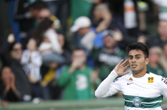 Rafhael recebe o carinho da torcida após o gol que deu a vitória ao alviverde. | Jonathan Campos/Gazeta do Povo