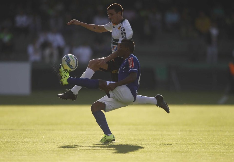 Thiago Galhardo na disputa com Williams: meia foi escalado de última hora e teve ótima atuação contra o Cruzeiro. | Jonathan Campos/Gazeta do Povo