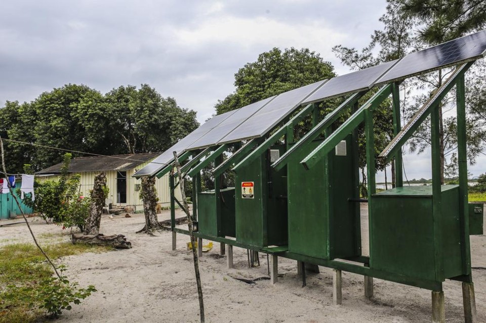 Painéis solares que deveriam gerar energia estão inutilizados. | Daniel Castellano/Gazeta do Povo