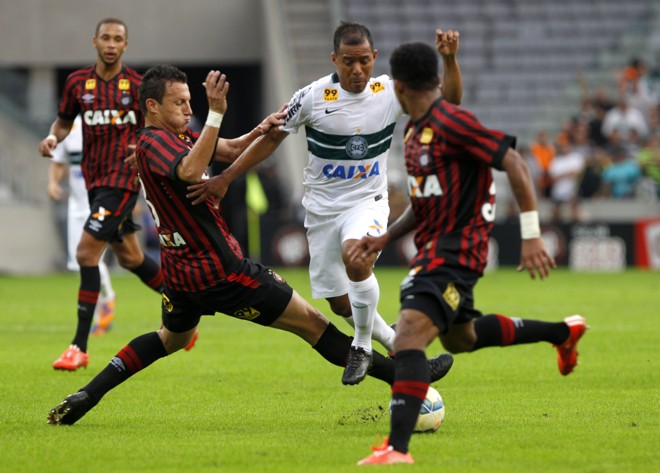 Marcos Aurélio, do Coritiba, tenta fugir da marcação de Gustavo, do Atlético. | Daniel Castellano/Gazeta do Povo