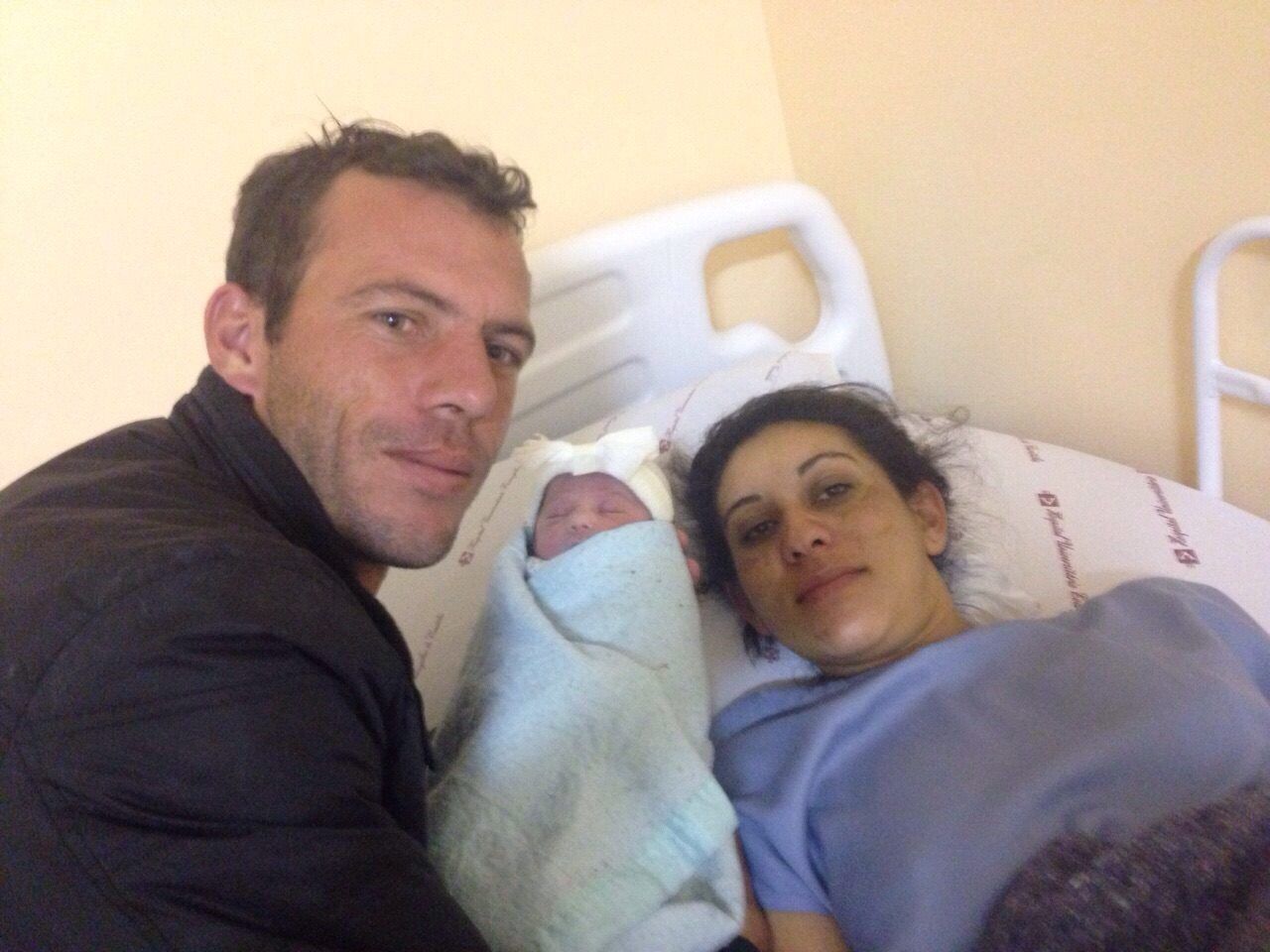 Carlos e Gislaine com a filha recém-nascida: nascimento surpresa. | Divulgação/SMCS