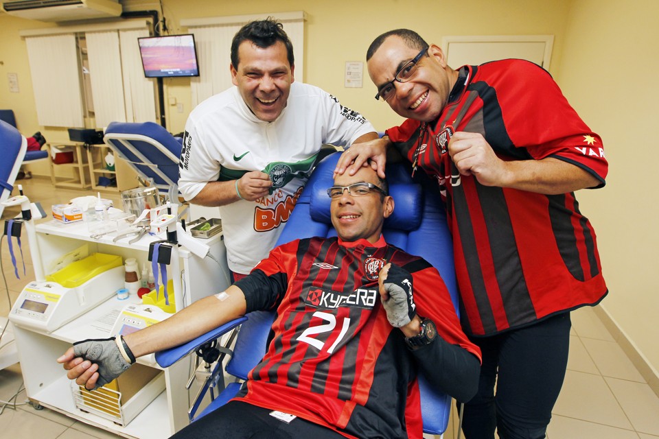 O torcedor do Coritiba Gilson Martins aproveitou a campanha para desafiar os irmãos atleticanos Gilson e Gelson Coimbra a também doarem sangue semana passada. | Antônio More/Gazeta do Povo
