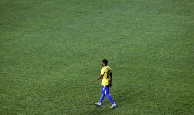 Douglas Costa caminha após bater o pênalti contra o Paraguai e isolar a bola. | JORGE ADORNO/REUTERS