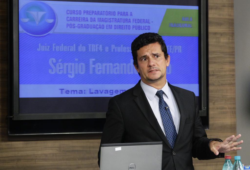 Moro sustenta que a Odebrecht e a Andrade Gutierrez são as duas maiores construtoras do País e, diante disso, é “até razoável, no contexto, discutir a sobrevivência das empresas através de mecanismos de leniência, para preservar a economia e empregos” | Daniel Castellano/Gazeta do Povo