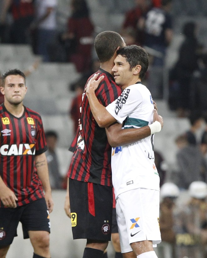 O estreante Lúcio Flávio, do Coritiba, abraça Hernani, do Atlético. | Daniel Castellano/Gazeta do Povo