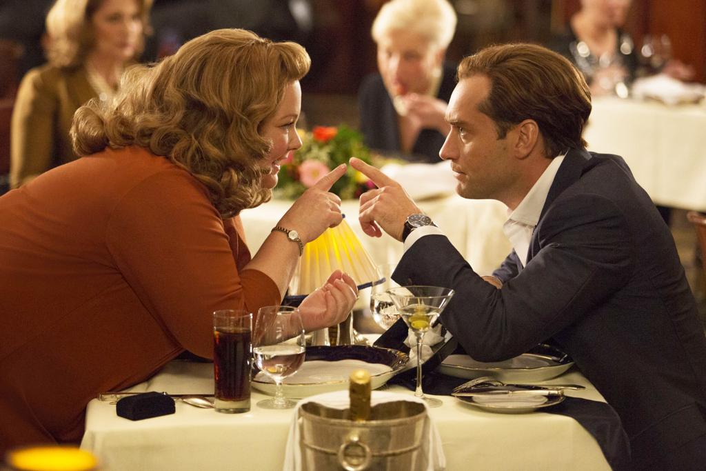 Melissa e Jude Law em cena de “A Espiã Que Sabia de Menos”. | Divulgação