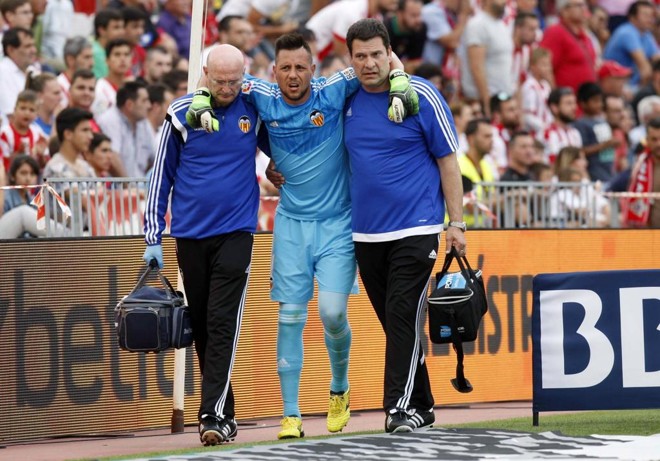 DIEGO ALVES (BRASIL). Exímio pegador de pênaltis e homem de confiança de Dunga, sofreu uma ruptura nos ligamentos do joelho direito no último jogo do Valencia no Campeonato Espanhol, contra o Almería, seu ex-clube. Volta só em dezembro. | Carlos Barba/EFE