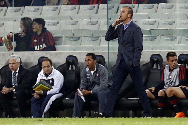 Técnico Milton Mendes acertou a escalar três atacantes. | Felipe Rosa/Tribuna do Paraná