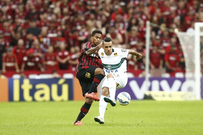 Eduardo, do Atlético, na marcação de Esquerdinha, do Atlético. | hugo Harada/Gazeta do Povo