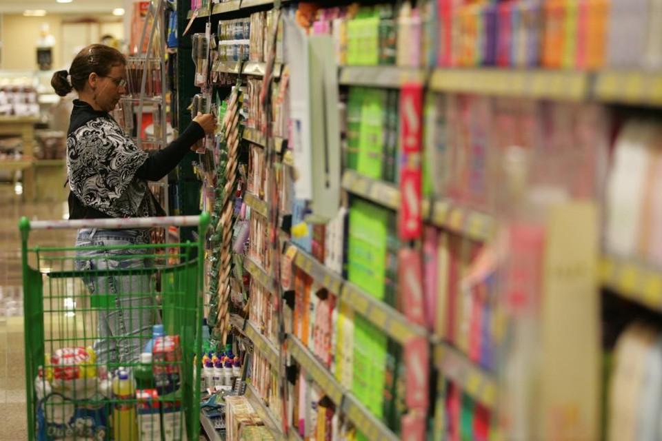 A atividade econômica fraca não vem sendo o suficiente para conter a alta dos preços, que marca recordes sucessivos | Gilberto Abelha/ Jornal de Londrina