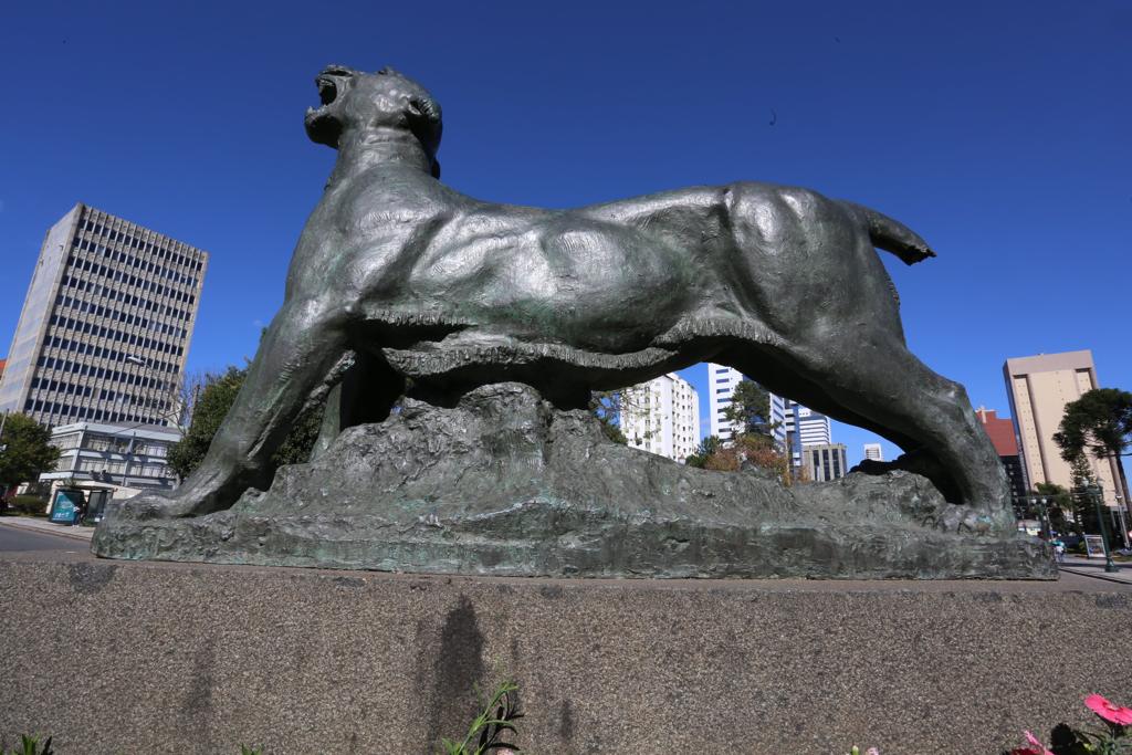 Detalhe do rabo da onça esculpida por Turin, nos anos 1940, e marco do Movimento Paranista. | Ivonaldo Alexandre/Gazeta do Povo