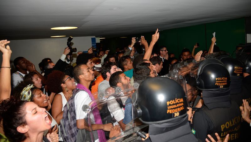 Segundo os seguranças, os estudantes estavam forçando a entrada com paus e pedras. Estudantes dizem que Cunha priorizou a entrada de pessoas favoráveis à redução da maioridade | Wilson Dias/Agência Brasil