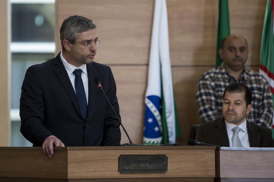 Adriano Massuda (ao microfone) falou na Câmara de Vereadores nesta segunda-feira (29) | Henry Milleo/Gazeta do Povo